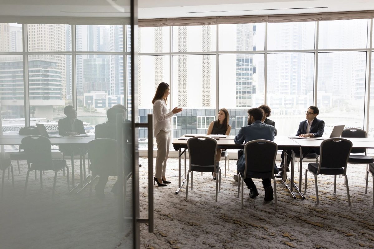 Equipe executiva em reunião sobre estratégia financeira imobiliária
