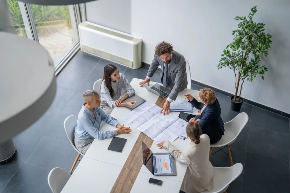 Equipe analisando projeto imobiliário em reunião