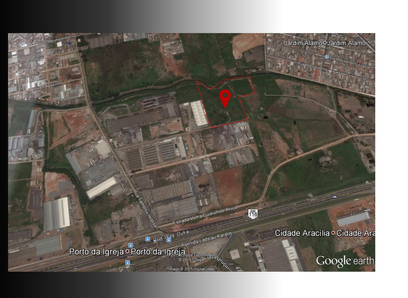 Imagem aérea do terreno em Guarulhos, com o perímetro demarcado, próximo à Rodovia Dutra