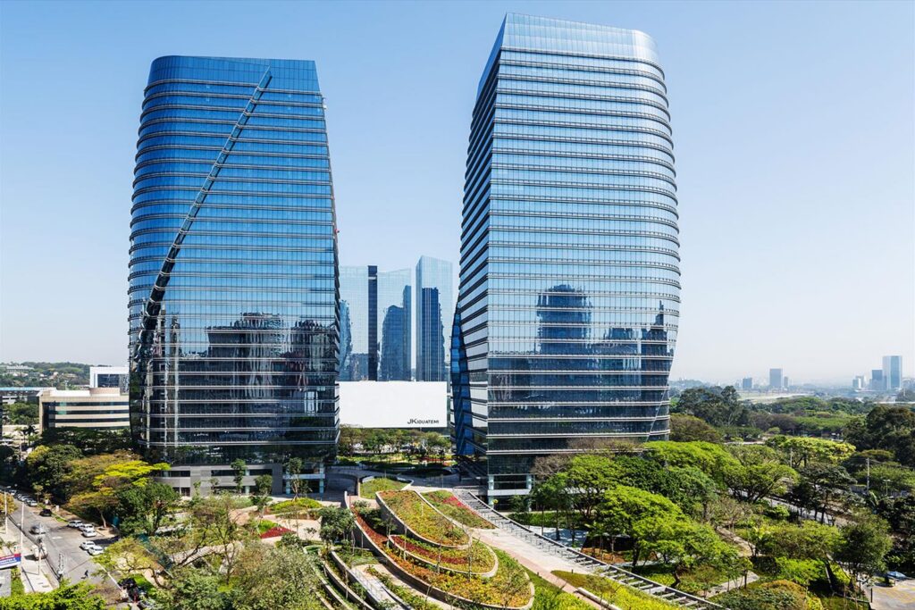 Torres corporativas modernas de vidro em São Paulo com áreas verdes ao redor